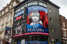 	Coulisses et Rideaux Levés : Les Théâtres Emblématiques de Soho